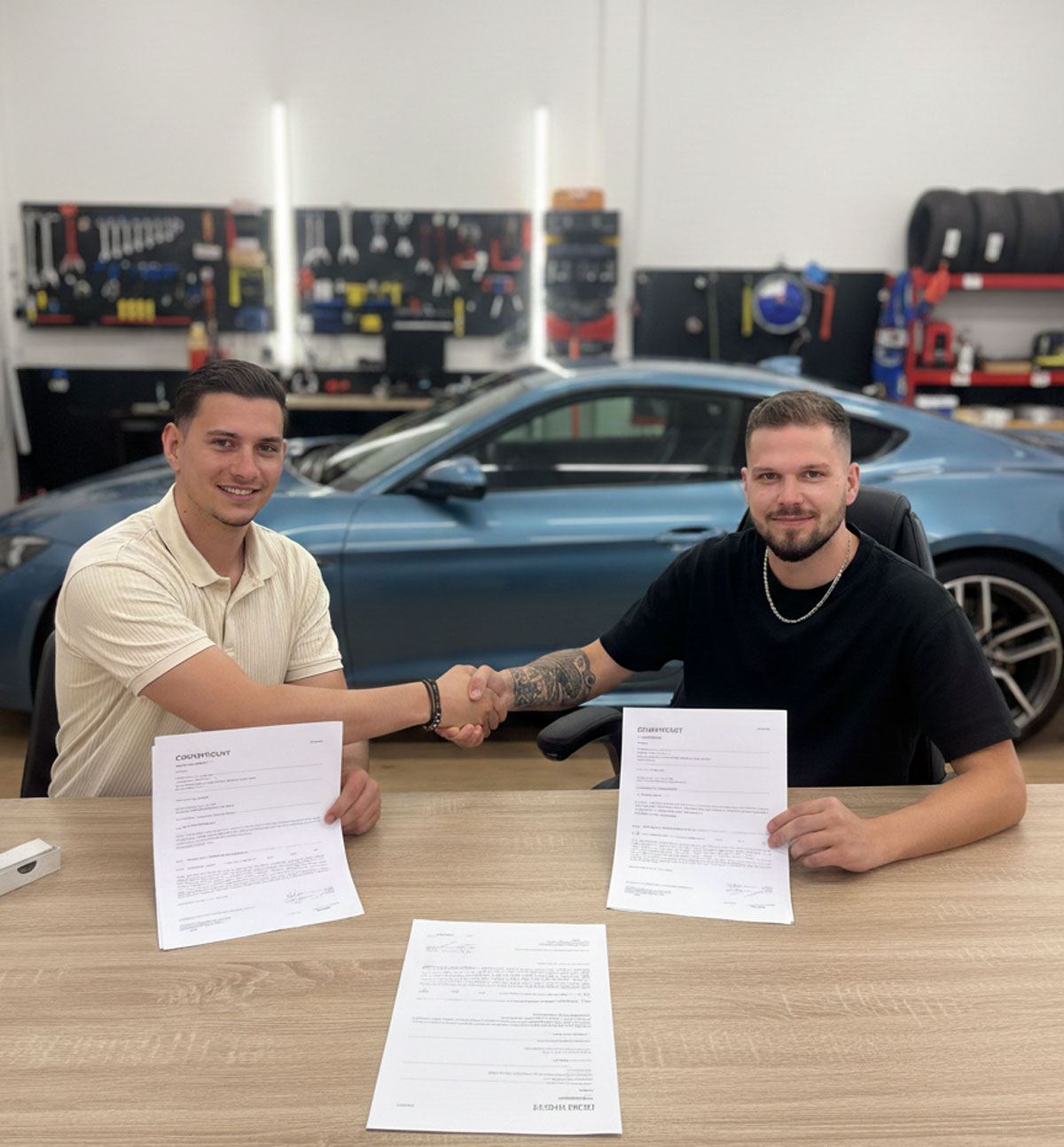 ankauf auto - Schlüsselübergabe und unterschriebener Kaufvertrag