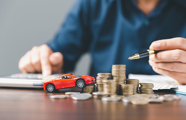 Den richtigen Preis für Ihr Auto zu finden, ist entscheidend, um ernsthafte Käufer anzuziehen und lange Verhandlungen zu vermeiden. Sie haben mehrere Möglichkeiten:
Vergleichbare Fahrzeuge prüfen: Sehen Sie sich den Preis ähnlicher Autos an, um einen realistischen Marktwert zu ermitteln.
Kostenlose Preisbewertungs-Tools nutzen: Diese geben eine Orientierung, sind aber nicht immer exakt.